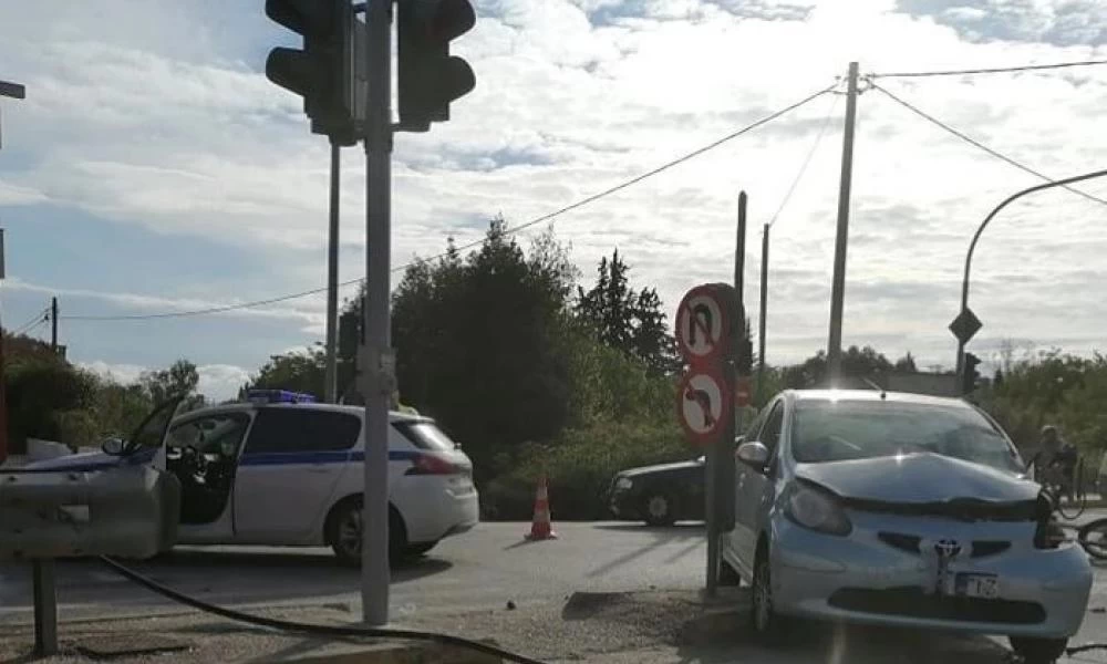 Λεωφόρος Μαραθώνος: Tραυματίστηκε οδηγός μετά από τροχαίο